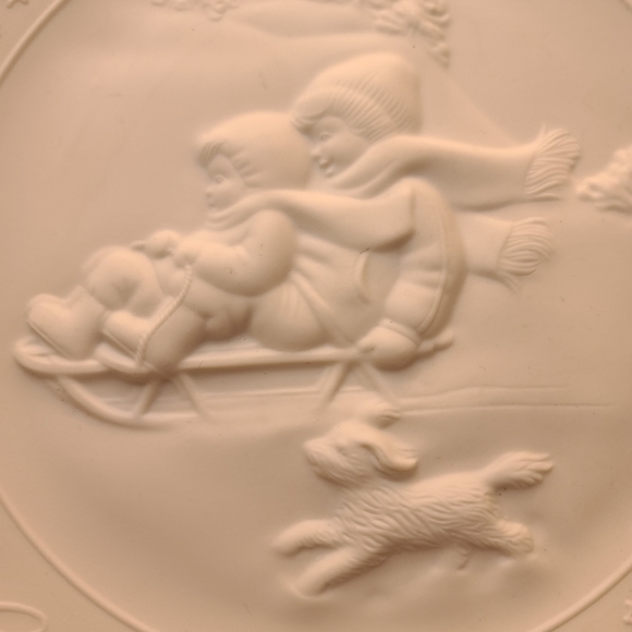 VTG 80"S AVON "A CHILD'S CHRISTMAS" PORCELAIN PLATE TRIMMED WITH 24K GOLD - Picture 8 of 9